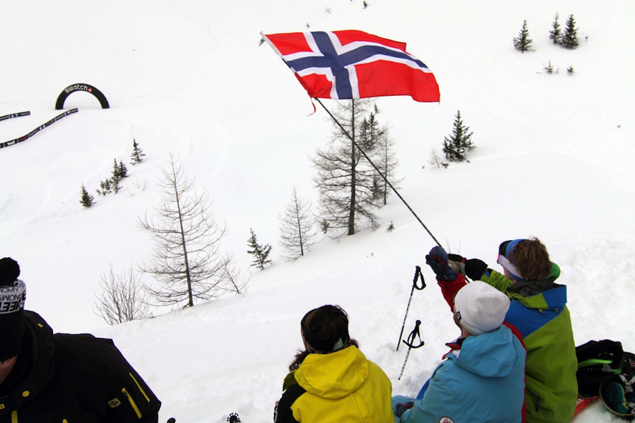 HEIA NORGE: Her heies det på Norge i Chamonix, og i dag heier vi på Norge alle sammen. Foto: Tore Meirik