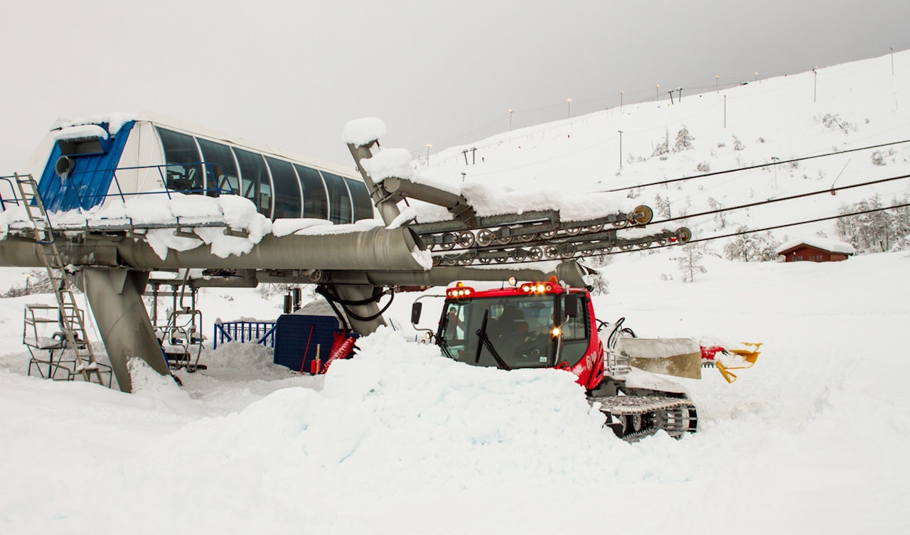 NEDSNØDD: I Eikedalen måtte de grave fram Stolheisen denne uka. Det lover godt for helgens skiføre! Foto: Jan Petter Svendal NEDSNØDD: I Eikedalen måtte de grave fram Stolheisen denne uka. Det lover godt for helgens skiføre! Foto: Jan Petter Svendal