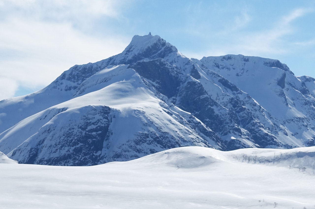 POPULÆR OG KREVENDE: Gjuratind i Romsdalen er et populær toppturmål, men turen er lang og fjellet krever klatring den siste biten. Arkivfoto: Tore Meirik POPULÆR OG KREVENDE: Gjuratind i Romsdalen er et populær toppturmål, men turen er lang og fjellet krever klatring den siste biten. Arkivfoto: Tore Meirik