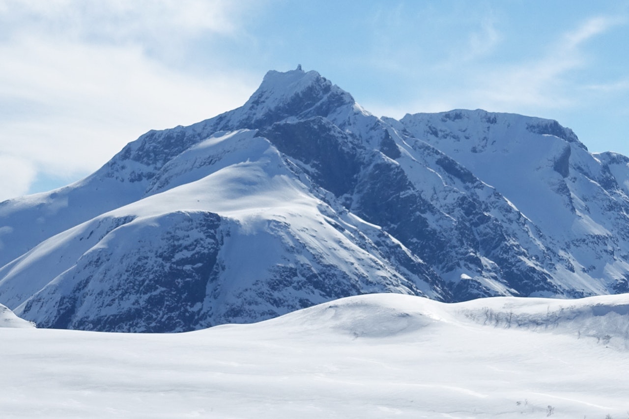 POPULÆR OG KREVENDE: Gjuratind i Romsdalen er et populær toppturmål, men turen er lang og fjellet krever klatring den siste biten. Arkivfoto: Tore Meirik