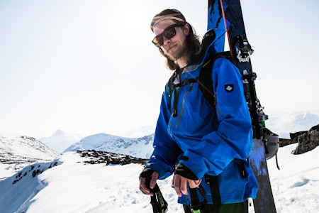 GØNNERUN: Åsmund Thorsen har gått den berømte Ål-skolen, og i denne episoden av Jakten på villsnøen setter han de fleste på skolebenken og forteller hvordan en ekte hallingdøl finner skiformen. Bilde: Christian Nerdrum GØNNERUN: Åsmund Thorsen har gått den berømte Ål-skolen, og i denne episoden av Jakten på villsnøen setter han de fleste på skolebenken og forteller hvordan en ekte hallingdøl finner skiformen. Bilde: Christian Nerdrum