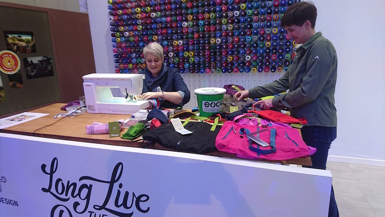 SØM: Bergans stilte med symaskin og ødelagte jakker sydd om til bæreposer. Helt riktig på ISPO 2018. SØM: Bergans stilte med symaskin og ødelagte jakker sydd om til bæreposer. Helt riktig på ISPO 2018.