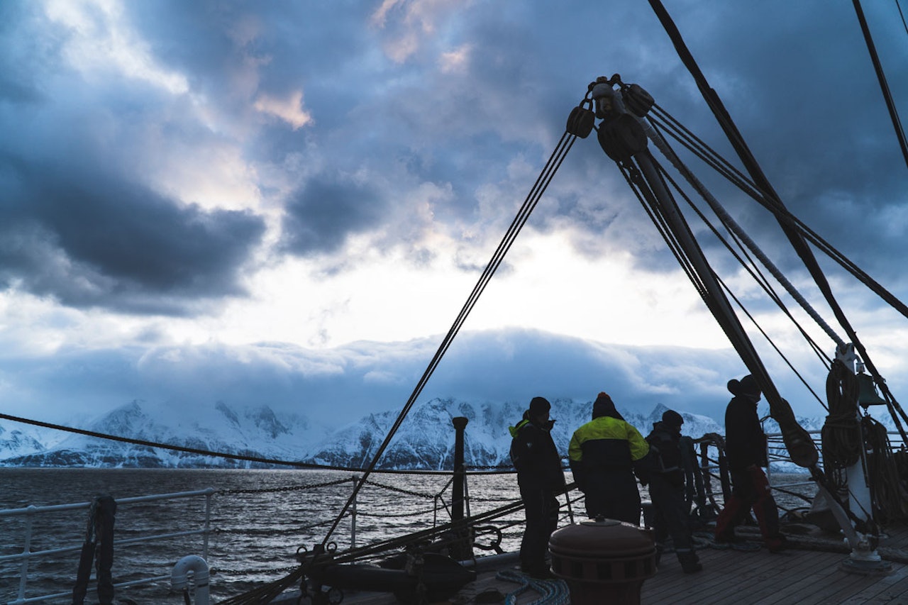 RADICH PÅ TOKT: Seilskuta Christian Radich er på skitokt på Sunnmøre denne uka. Sist uke var skuta i Lyngen, også da full av toppturfolk. Foto: Henrik Ulleland