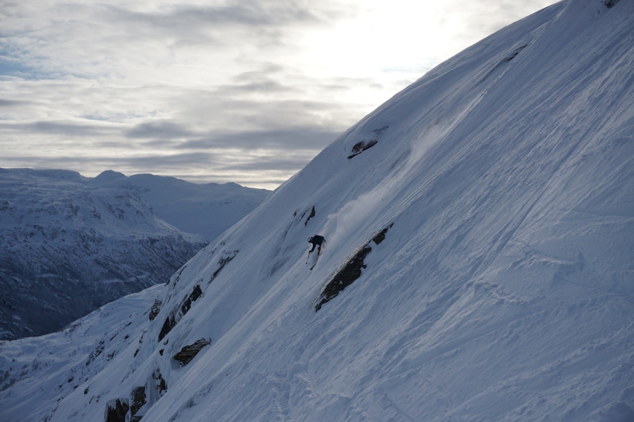 RØLDAL I HELGA: Sondre Folkedal finner spennende terreng og god snø i Fjellsiden i Røldal. Foto: Leif André Enevoldsen RØLDAL I HELGA: Sondre Folkedal finner spennende terreng og god snø i Fjellsiden i Røldal. Foto: Leif André Enevoldsen