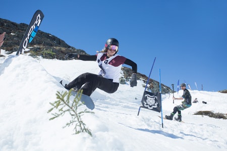 LEK OG MORO: Det ble lek og moro under Bang Slalom i Hemsedal. Her er vinner av kvinneklassen, Helene Olafsen. Foto: Kalle Hägglund