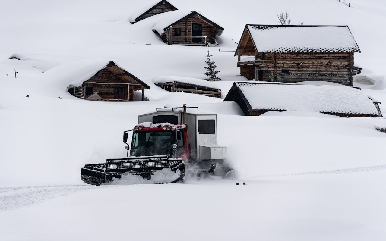 BRØYTEJOBB: Det er mye snø å spore rundt det høyeste fjellet i Kosovo. Og bare en tråkkemaskin til å gjøre jobben.