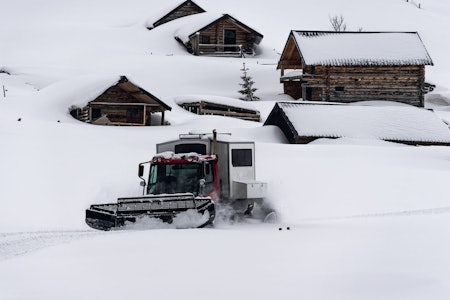 BRØYTEJOBB: Det er mye snø å spore rundt det høyeste fjellet i Kosovo. Og bare en tråkkemaskin til å gjøre jobben. BRØYTEJOBB: Det er mye snø å spore rundt det høyeste fjellet i Kosovo. Og bare en tråkkemaskin til å gjøre jobben.