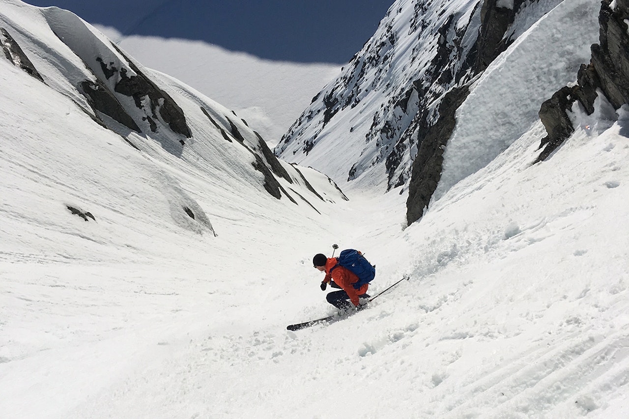 FLOTT TUR: Turen ga både skare og sløsj, men været var upåklagelig. Her er Erik Martinsen på vei ned renna ned Ryssdalsnebba. Foto: Henrik Kippernes FLOTT TUR: Turen ga både skare og sløsj, men været var upåklagelig. Her er Erik Martinsen på vei ned renna ned Ryssdalsnebba. Foto: Henrik Kippernes