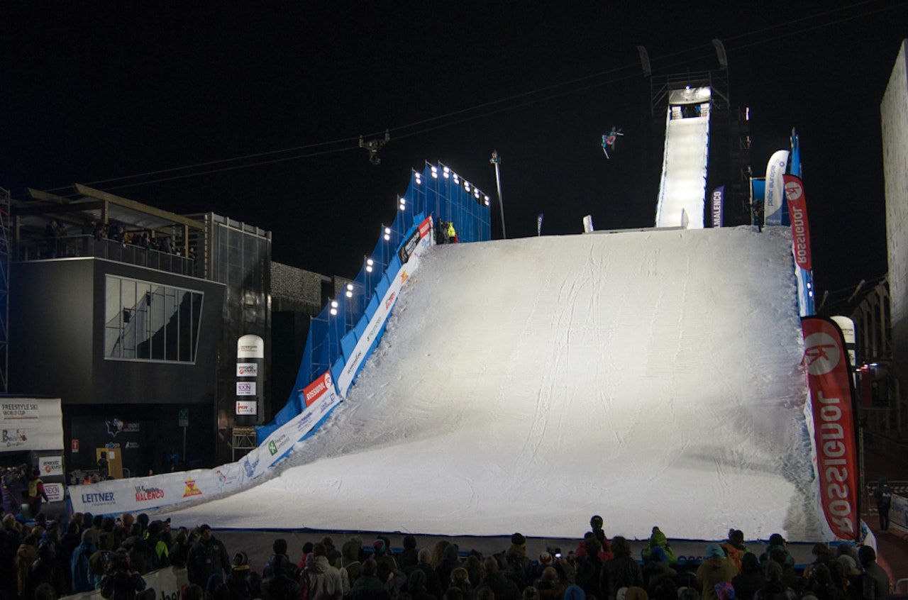 HISTORISK: Kjørerne hylla stillashoppet i Milano, som var såpass stort at Eirik Sæterøy landa trippelcork under oppvarminga (!). I konkurransen ble han nummer tre. Foto: FIS HISTORISK: Kjørerne hylla stillashoppet i Milano, som var såpass stort at Eirik Sæterøy landa trippelcork under oppvarminga (!). I konkurransen ble han nummer tre. Foto: FIS