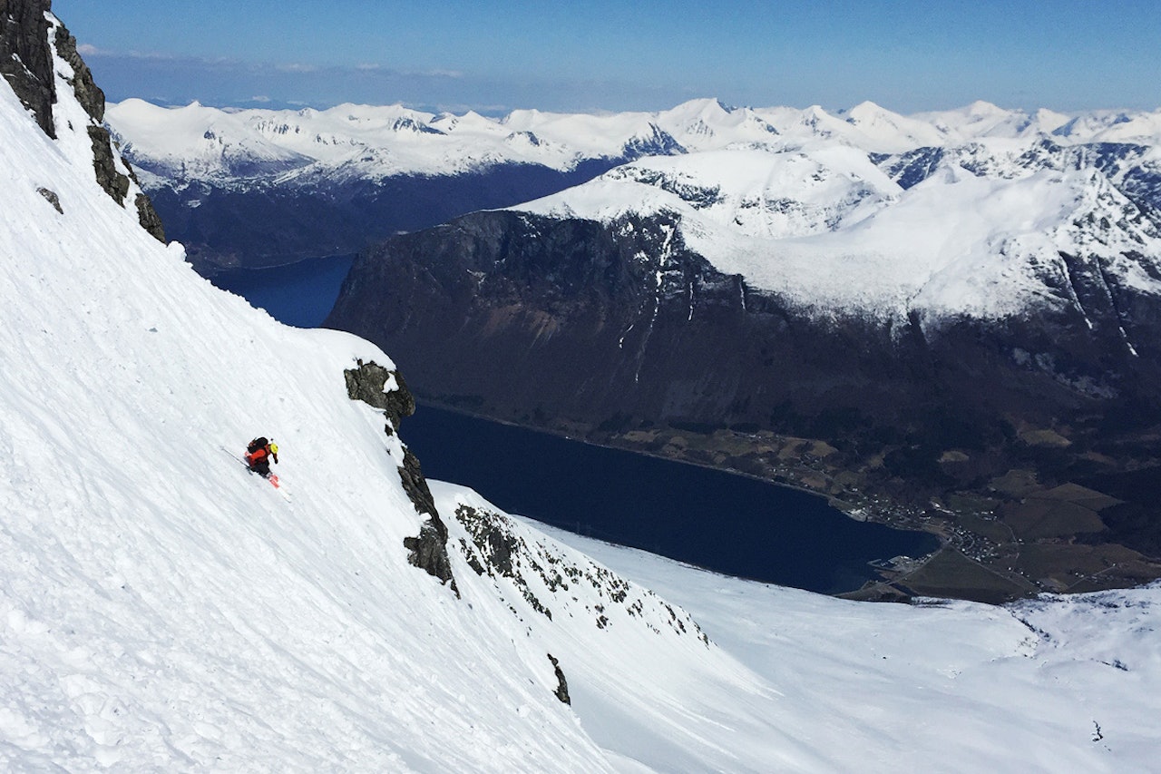 FLOTT I FJELLET: Her er Fri Flyts Tore Meirik på vei ned fra toppen av Skjervan i Romsdalen. Foto: Karin Vien Nerbøvik