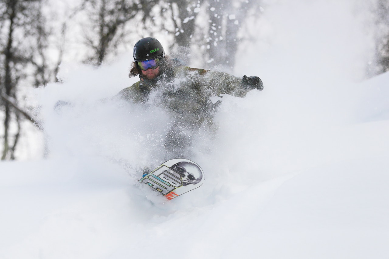 ETTER STENGETID: Sondre Setrom gønner på gjennom sogndalsk dypsnø av beste sort etter å ha bestukket pudderbussjefen med sjokolade. Foto: Håvard Nesbø ETTER STENGETID: Sondre Setrom gønner på gjennom sogndalsk dypsnø av beste sort etter å ha bestukket pudderbussjefen med sjokolade. Foto: Håvard Nesbø