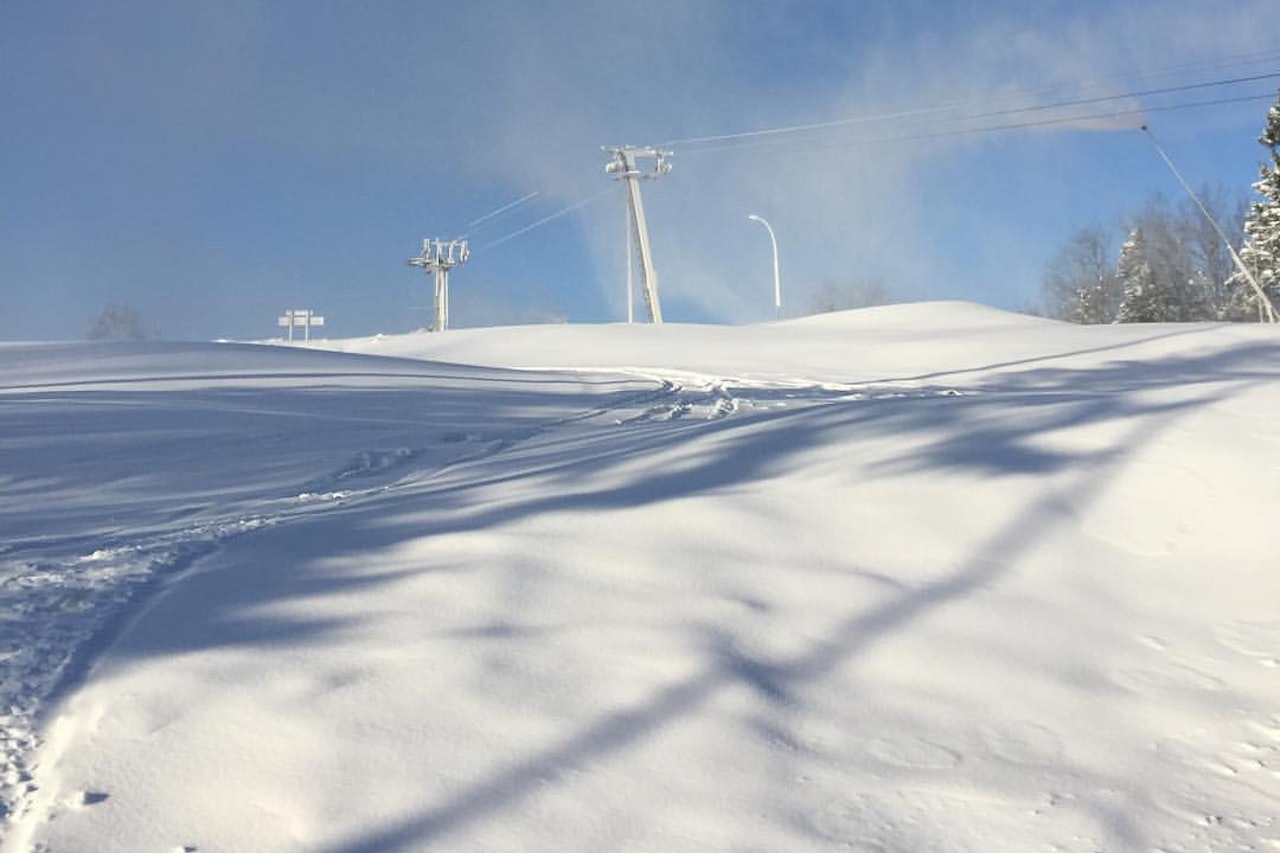 PRODUSERER: Her produserer det snø i Tryvannskleiva. Foto: Oslo Vinterpark