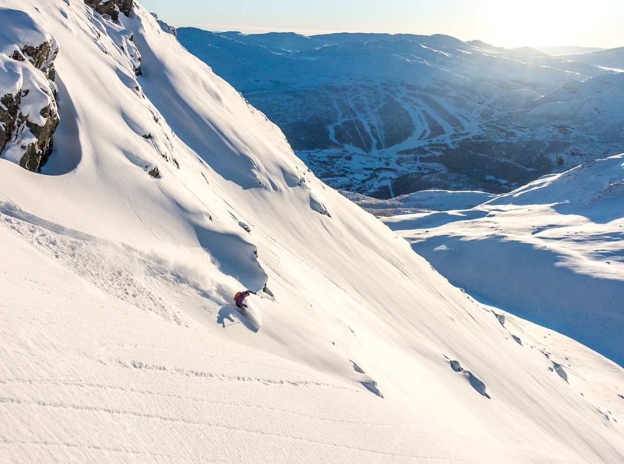 PÅ DEN RETTE SIDA: Fullt av folk i skisenteret i Hemsedal, og motsatt på Kyrkjebønøse. Foto: Marie Valdresbråten PÅ DEN RETTE SIDA: Fullt av folk i skisenteret i Hemsedal, og motsatt på Kyrkjebønøse. Foto: Marie Valdresbråten