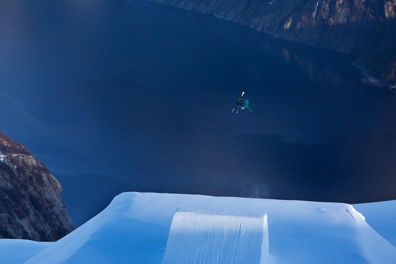 DE GODE DAGENE I GLOMFJORD: Øystein Bråten hopper inn mot den vakre fjorden i Glomfjord. Foto: Thomas Kleiven Glomfjord skisenter frikjøring field twintip hopp freeride snø ski alpint snowboardguide fri flyt