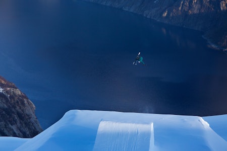 DE GODE DAGENE I GLOMFJORD: Øystein Bråten hopper inn mot den vakre fjorden i Glomfjord. Foto: Thomas Kleiven Glomfjord skisenter frikjøring field twintip hopp freeride snø ski alpint snowboardguide fri flyt