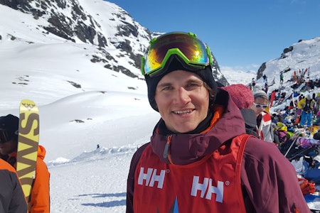AMBISIØS SJEF: Eirik Schjølberg - her fra da han vant Røldal Freeride Challenge i 2017 - er sjef i frikjøringsklubben Trollhøe Høkkers i Vågå, som sikter seg inn på å ta over Lemonsjøen skisenter. Arkivfoto: Anders Holtet blid fyr med rødt startnummer