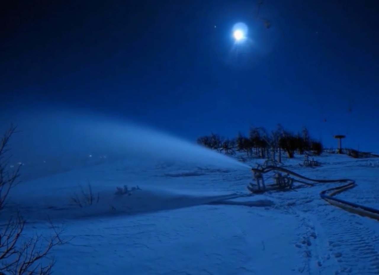 FRA VIDEOEN: I tre år har Ole Kristian Kirkevoll satt opp kamera når han har nattevakt med snøproduksjon. 
