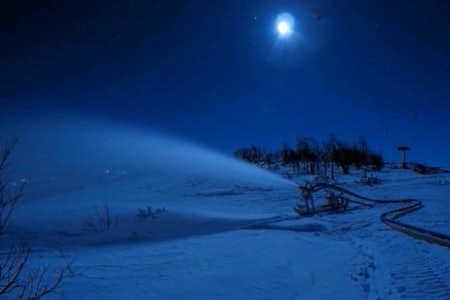 FRA VIDEOEN: I tre år har Ole Kristian Kirkevoll satt opp kamera når han har nattevakt med snøproduksjon. 