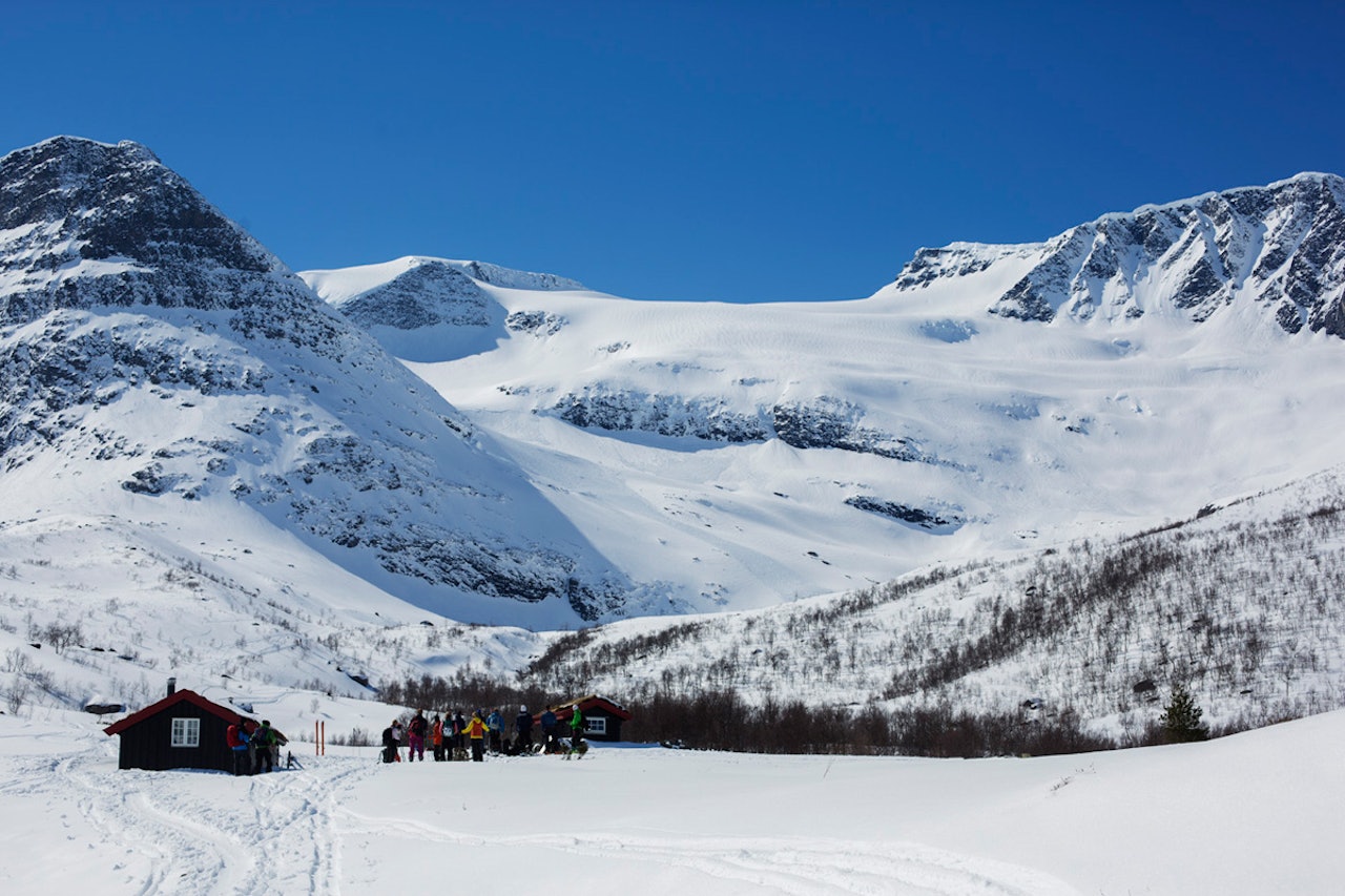 INGEN OMKOM: Heldigvis gikk det bra da et stort snøskred gikk i Sunndal på Nordmøre lørdag. En person ble fløyet til sykehus, men skal ikke være alvorlig skadet. Foto: Kristoffer Kippernes INGEN OMKOM: Heldigvis gikk det bra da et stort snøskred gikk i Sunndal på Nordmøre lørdag. En person ble fløyet til sykehus, men skal ikke være alvorlig skadet. Foto: Kristoffer Kippernes