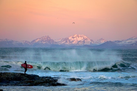 VINNERBILDE: Thore Jacob Stavang tok seieren denne uka med dette surfebildet fra Lofoten. Foto: Thore Jacob Stavang
