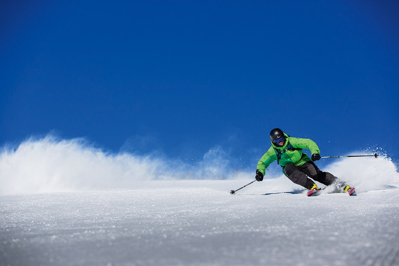 SKITESTER: Les en rekke skitester i den nye utgaven av Fri Flyt. Her er Tore Meirik under bakkeskitesten. Foto: Kristoffer H. Kippernes