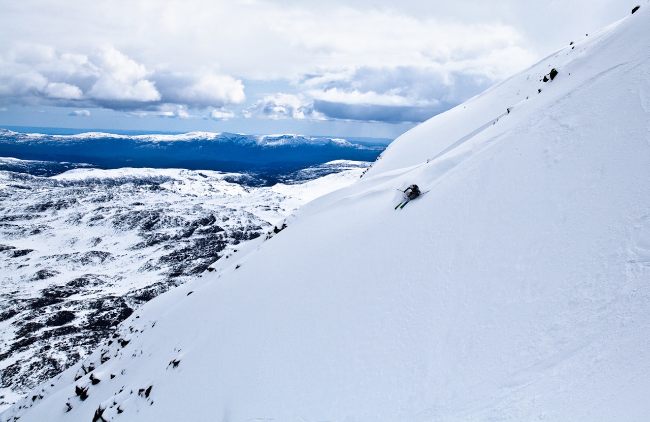 SNØR: Fredrik Luytkis, som kjører på Gaustatoppen på dette bildet, vil ikke anbefale å kjøre ski der i helga. Her fra en tidligere anledning. Foto: Christian Nerdrum