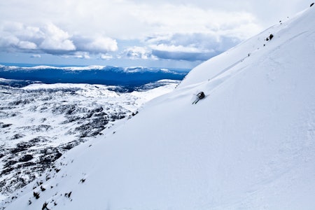 SNØR: Fredrik Luytkis, som kjører på Gaustatoppen på dette bildet, vil ikke anbefale å kjøre ski der i helga. Her fra en tidligere anledning. Foto: Christian Nerdrum