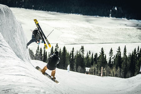 STREKKER UT EN HÅND: Øystein Bråten tar en handplant i en nedsmelta pipe i Åre. Foto: Kyle Meyr STREKKER UT EN HÅND: Øystein Bråten tar en handplant i en nedsmelta pipe i Åre. Foto: Kyle Meyr