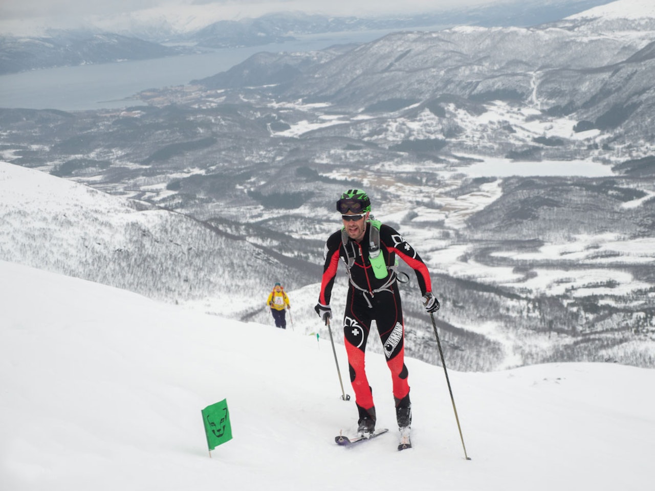 RASKEST OPP OG NED VARGFJORDTINDEN: Jan Erik Holsen slapp å konkurrere mot sin argeste konkurrent Kaj Sønnichsen. Da ble det seier i tidenes første Vargfjordtind OPP/\NED. Foto: Timme Ellingjord RASKEST OPP OG NED VARGFJORDTINDEN: Jan Erik Holsen slapp å konkurrere mot sin argeste konkurrent Kaj Sønnichsen. Da ble det seier i tidenes første Vargfjordtind OPP/\NED. Foto: Timme Ellingjord