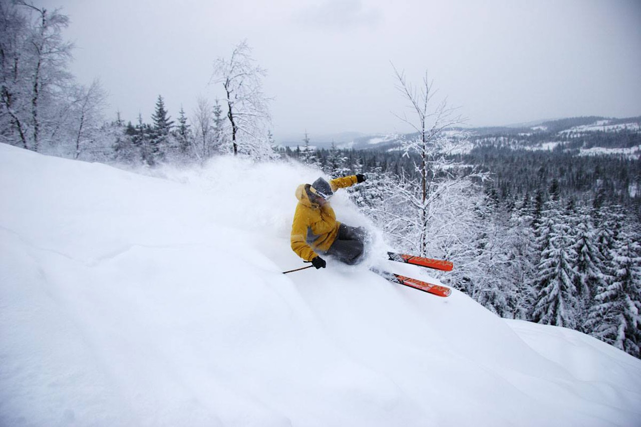 BLIR DET SÅNN IGJEN?: Fredrik Luytkis minnes vinteren 2004 som en av de bedre i Oslo – her kjører han dyp pudder i Varingskollen dette året. Nå kan det bli like fine forhold igjen! Foto: Christian Nerdrum BLIR DET SÅNN IGJEN?: Fredrik Luytkis minnes vinteren 2004 som en av de bedre i Oslo – her kjører han dyp pudder i Varingskollen dette året. Nå kan det bli like fine forhold igjen! Foto: Christian Nerdrum