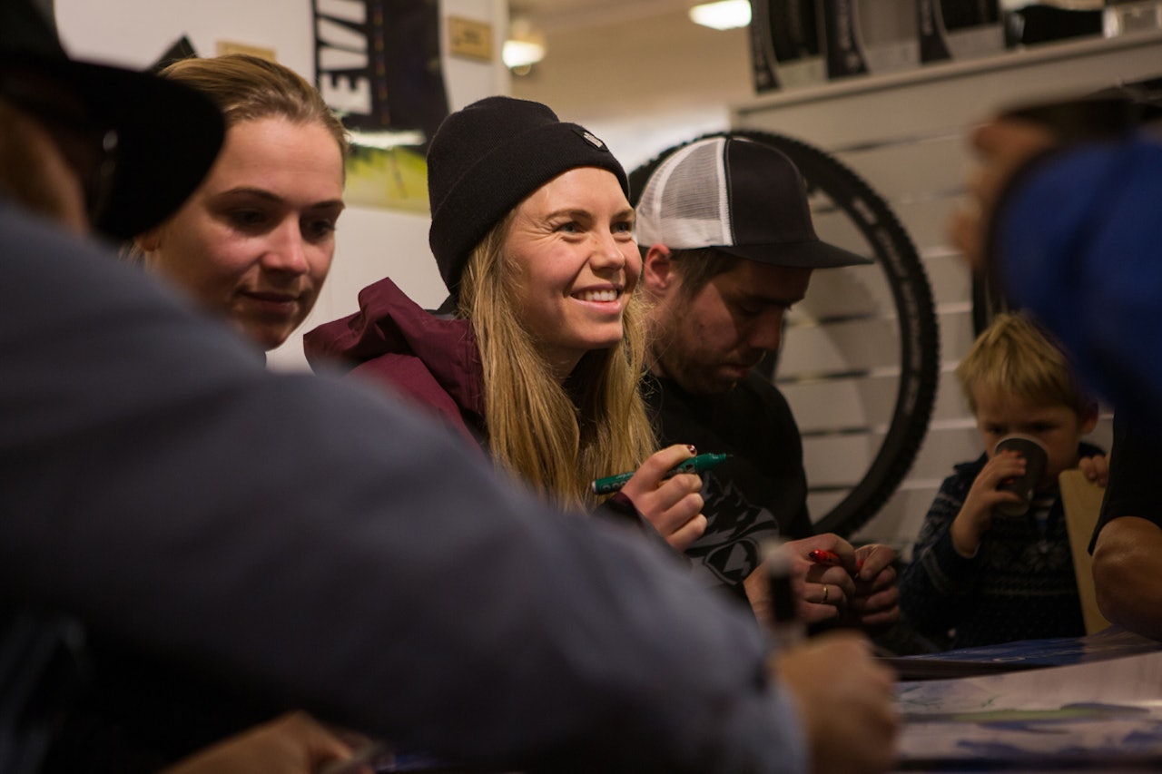 PREMIEREKLARE: Anja Alme Gardli (i midten) og Linn Cecilie Mæhlum er de første jentene som herjer i store fjell foran kameraene til Field Productions. Foto: Tore Meirik PREMIEREKLARE: Anja Alme Gardli (i midten) og Linn Cecilie Mæhlum er de første jentene som herjer i store fjell foran kameraene til Field Productions. Foto: Tore Meirik