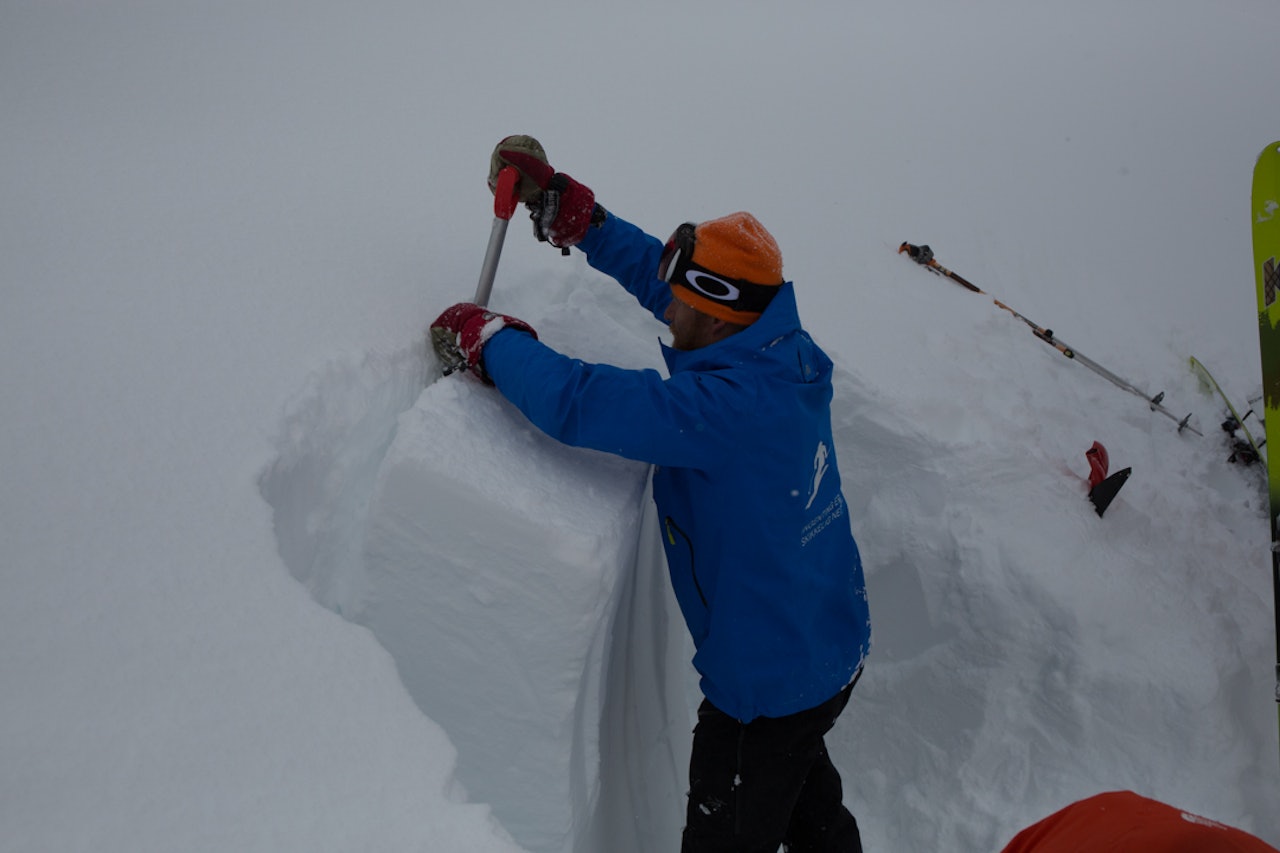 UNDERSØKER SNØEN: Torgeir Kjus sjekker lagdelingen i snødekket under tur på Kistrandfjellet lørdag. UNDERSØKER SNØEN: Torgeir Kjus sjekker lagdelingen i snødekket under tur på Kistrandfjellet lørdag.