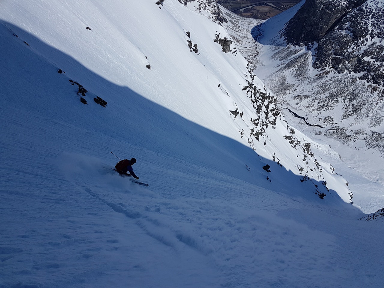 BRATT OG LANGT: Steffen Fjelldal i aksjon på 1100 høydemeter med perfekt snø – på Nord-Europas største kystfjell. Foto: Trygve Sande BRATT OG LANGT: Steffen Fjelldal i aksjon på 1100 høydemeter med perfekt snø – på Nord-Europas største kystfjell. Foto: Trygve Sande