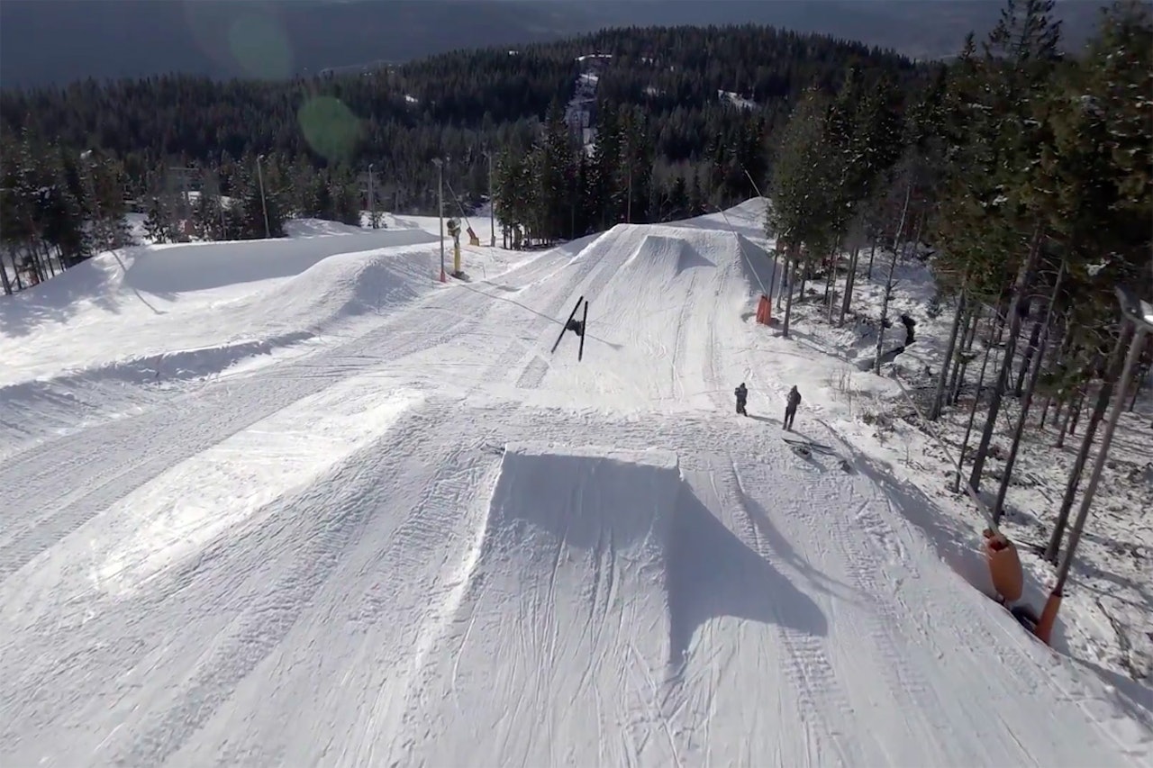 VERDENS FØRSTE?: Dette er mest sannsynlig første gang noen tar backflip på hoppski. Foto: Skjermdump VERDENS FØRSTE?: Dette er mest sannsynlig første gang noen tar backflip på hoppski. Foto: Skjermdump