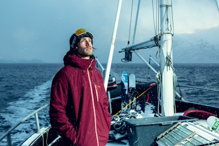NORD-NORGE: Filmaktuelle Fredrik Evensen har sammen med kameraten Erik Botner satset i Lofoten. Det betyr båtreiser med snowboard. Foto: Espen Mortensen