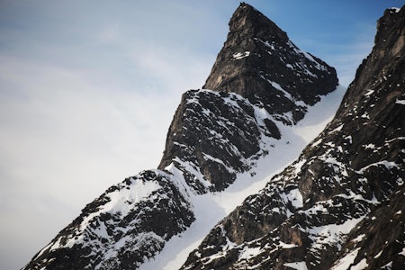 HARDT MOT HARDT: Magnus Davidsen setter pris på sine skarpe stålkanter ned renna fra Luttinden. Og gleder seg til å komme tilbake når det er silkeføre. Foto: Bård Basberg Luttinden renne ski