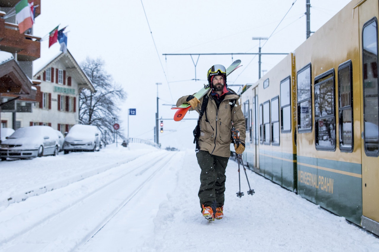 PÅ PERRONGEN: Toget er det sentrale transportmiddelet i de sveitsiske Alpene. Johan Jonsson er klar til en ny opptur. Foto: Johan Axelsson.