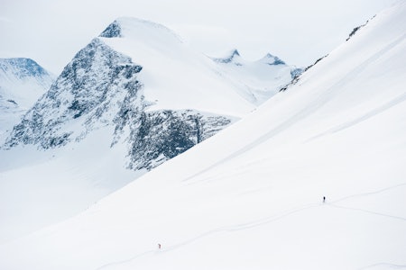 ENORMT: Sunndalen byr på enorme fjell med finurlige formasjoner og er et mekka for fellebasert skikjøring. Foto: Arild Bjerkan