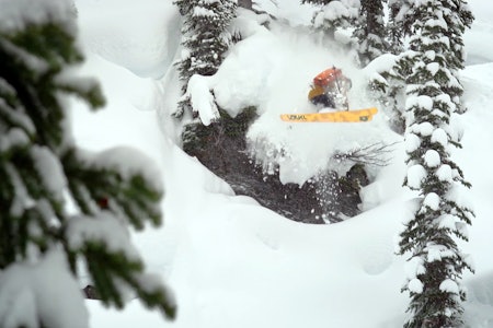 BUNNLØST: Tanner Rainville viser oss en rekke gode skidager her. Foto: Skjermdump