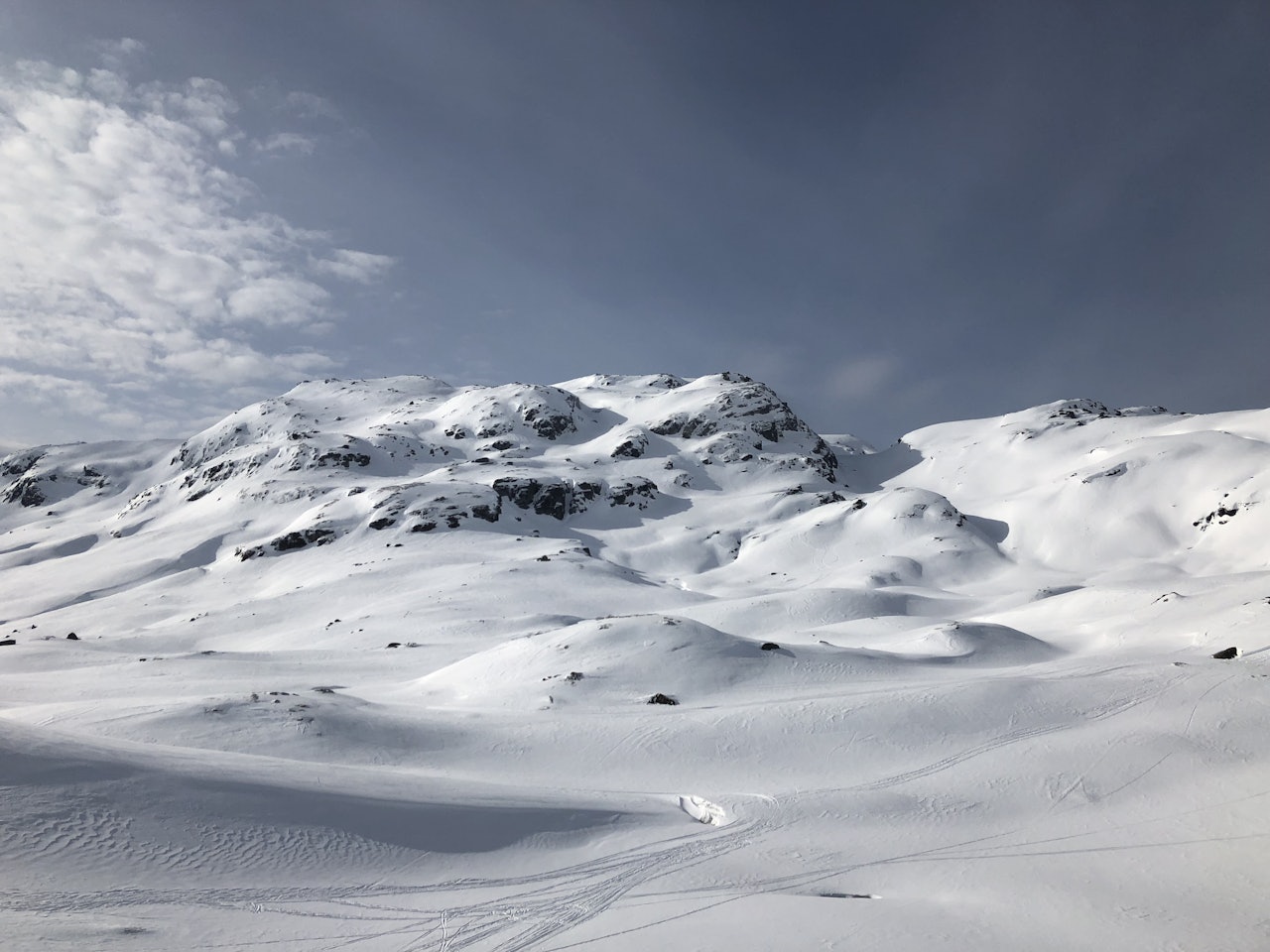 Vardanuten: Denne ikke helt ukjente perlen av et fjell har fått flere skikjørere til å klø seg i hodet. Foto: Trond Carsten Øye
