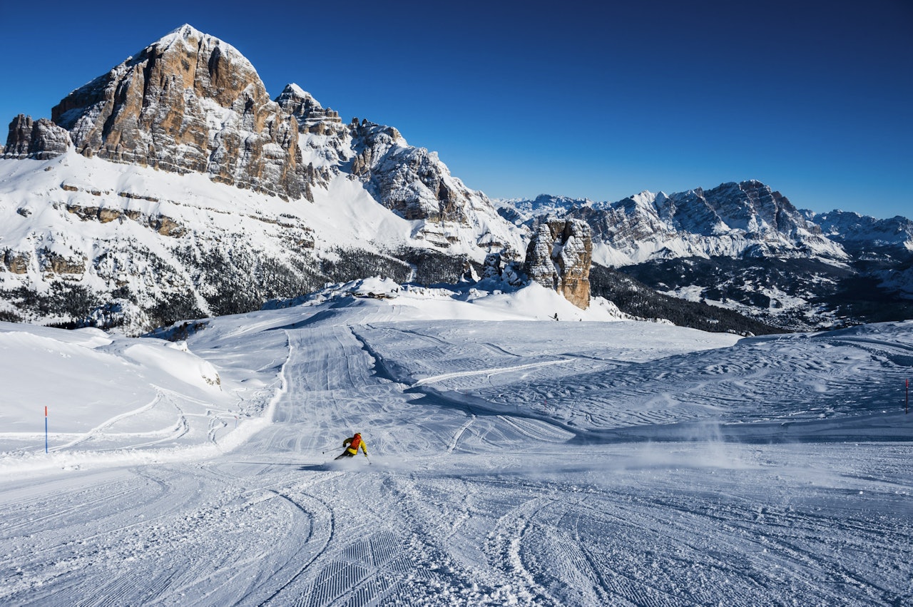 BORTEBANE: Den amerikanske frikjøreren Chad Sayers er mest kjent for å herje utenfor løypene, men med forhold som dette er han ikke fremmed for en sving i løypa heller. Foto: Mattias Fredriksson. BORTEBANE: Den amerikanske frikjøreren Chad Sayers er mest kjent for å herje utenfor løypene, men med forhold som dette er han ikke fremmed for en sving i løypa heller. Foto: Mattias Fredriksson.