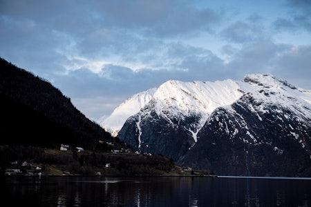 SEA TO FJORD: Det er ikke hver dag man kan kjøre ski og ha fjordutsikt, med mindre du er på Sunnmøre. Isåfall er det ganske dagligdags. Foto: Martin I.Dalen.