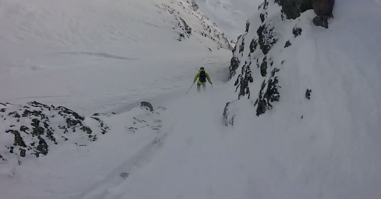 FØLG TRYGG ... Kjørt fort. Sondre Loftsgarden kjører bak Trygg i en renne. Foto: Screenshot FØLG TRYGG ... Kjørt fort. Sondre Loftsgarden kjører bak Trygg i en renne. Foto: Screenshot