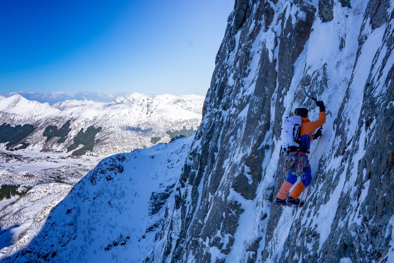 SPEKTAKULÆRT: Signar André Nilsen i aksjon på bratt fjell med fin mose og fin is. Foto: Emma Wichardt