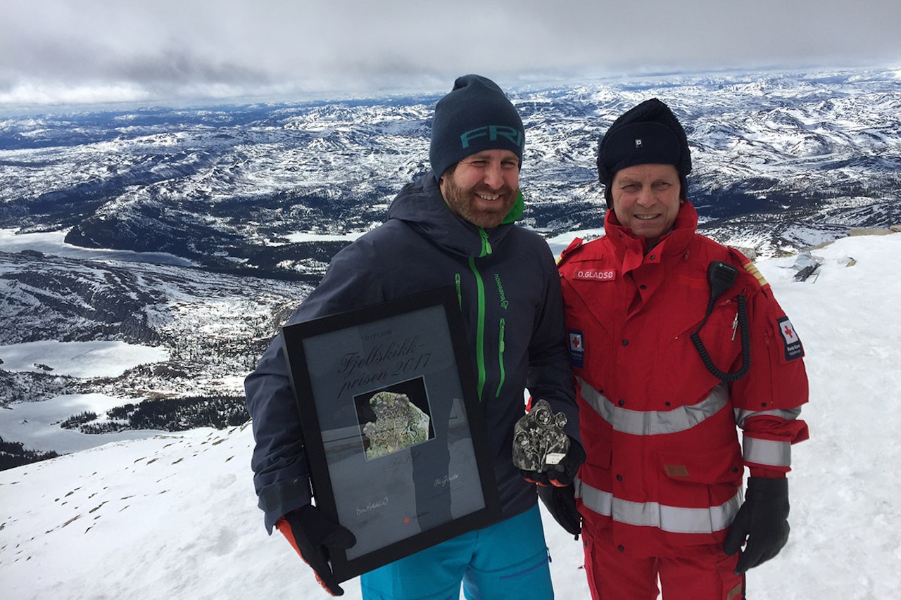 MOTTOK PRISEN: Ansvarlig redaktør i Fri Flyt AS, Erlend Sande, mottok prisen mandag på Gaustatoppen. MOTTOK PRISEN: Ansvarlig redaktør i Fri Flyt AS, Erlend Sande, mottok prisen mandag på Gaustatoppen.