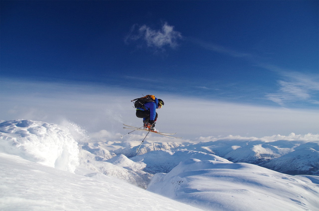 Terrenget og toppene på turen Jølstravatnet Rundt innbyr til leken skikjøring. Foto: Brit Siv Fimland Terrenget og toppene på turen Jølstravatnet Rundt innbyr til leken skikjøring. Foto: Brit Siv Fimland