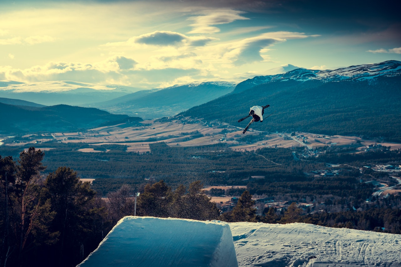 HJEMMEBANE: Dombås avler gode ski- og snowboardkjørere på løpende bånd, blant annet på grunn av hopp som dette. Petter Ulsletten flyr over hjemstedet. Foto: Kyle Meyr