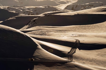 PÅ VEI OPP: Å bruke tråkkemaskin for å komme seg på fjelltopper og kjøre ski ned igjen er ikke tillatt i Norge. Men i det råflotte skiterrenget over skiheisene i Harpefossen er de i ferd med å stable catskiing på beina. Foto: Martin Innerdal Dalen