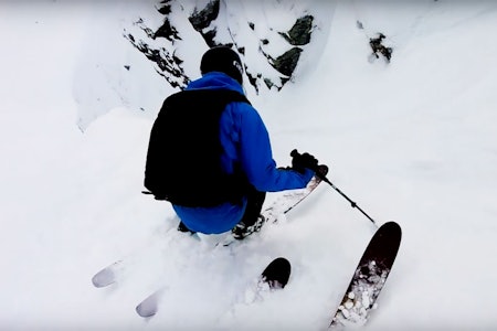 TERRENG: Har Hodlekve i Sogndal Norges artigste skiterreng? Det kan se sånn ut i Robert Ruds nye episode av webserien Chased.