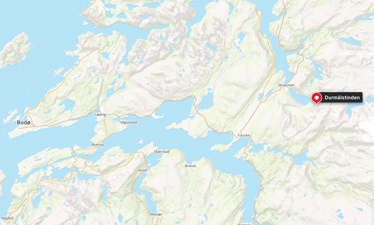 ULYKKESSTEDET: To personer i hver sin anleggsmaskin er tatt i snøskred ved Durmålstinden i Nordland tirsdag. En er savnet og en er bekreftet omkommet. ULYKKESSTEDET: To personer i hver sin anleggsmaskin er tatt i snøskred ved Durmålstinden i Nordland tirsdag. En er savnet og en er bekreftet omkommet.